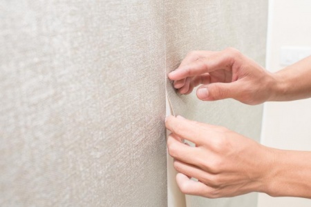Les secrets d'une pose de papier peint réussie pour embellir votre maison