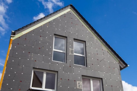 Quels revêtements muraux choisir pour améliorer l'isolation de votre maison ?