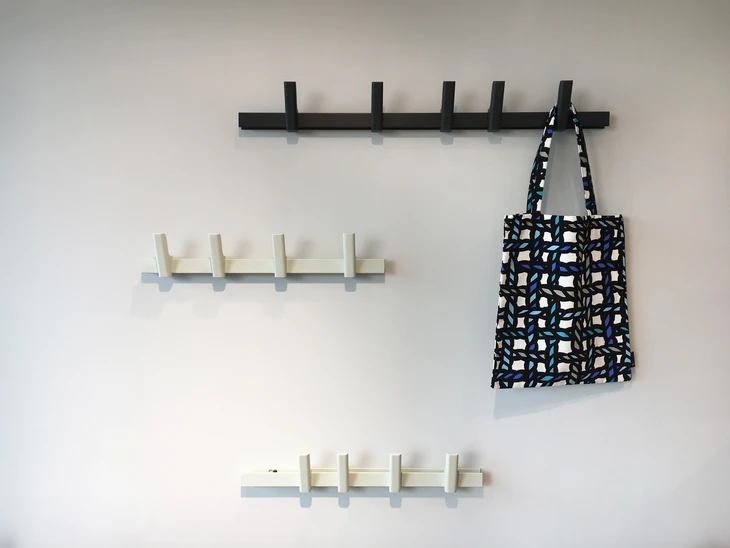 Intérieur minimaliste avec mur blanc et patères murales de rangement