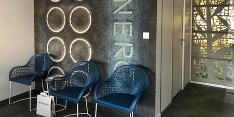 Intérieur résidentiel lumineux avec grandes baies vitrées à carreaux et porte-fenêtre double battant donnant sur terrasse extérieure