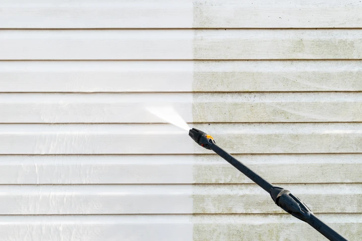 Nettoyage de la façade du bâtiment de lavage avec de l'eau sous pression
