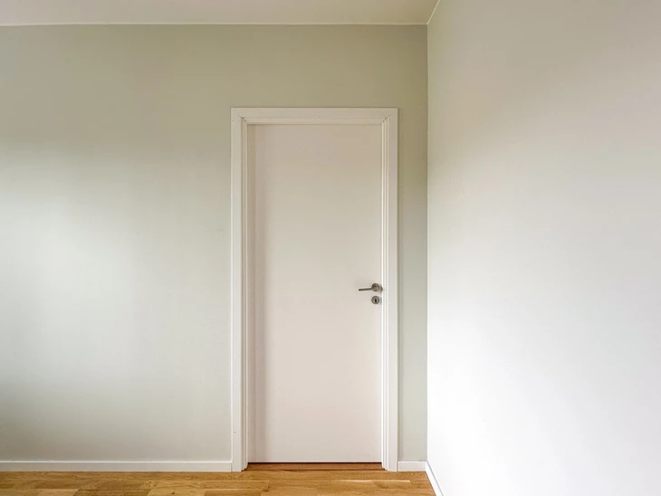 Porte intérieure blanche dans la pièce