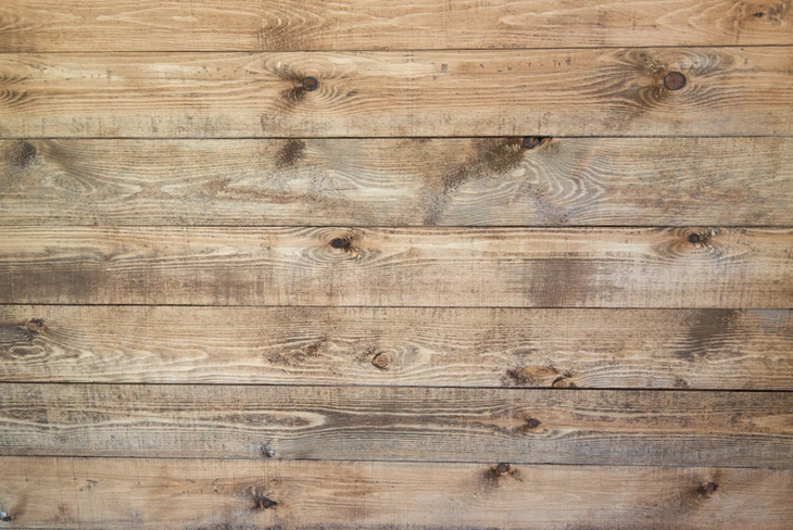 Planches de bois naturel disposées horizontalement formant un revêtement mural ou de sol
