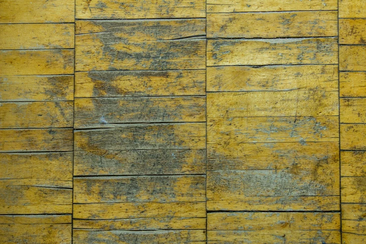 Surface murale composée de planches de bois rectangulaires disposées en motif irrégulier