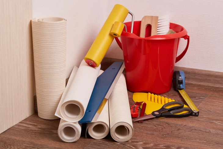 Intérieur domestique avec matériel de rénovation disposé sur parquet bois