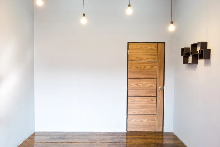 Intérieur minimaliste moderne avec murs blancs, sol en parquet bois massif