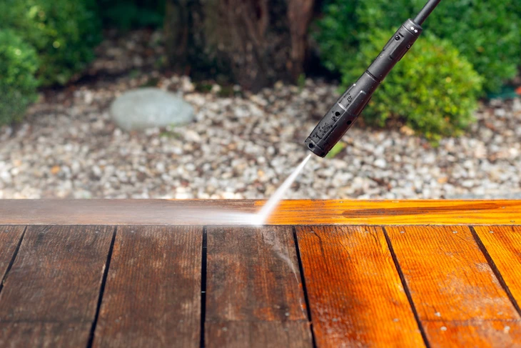 Nettoyage haute pression d'une terrasse en bois extérieure
