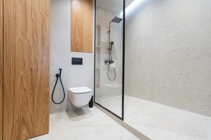 Toilettes blanches accrochées sur un mur gris