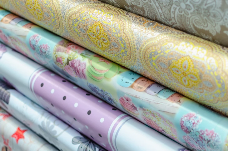 Plusieurs rouleaux de papier peint disposés en éventail présentant différents motifs décoratifs