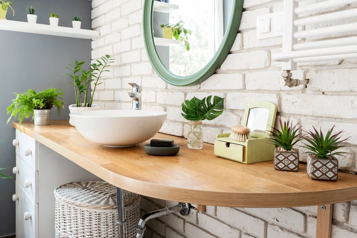 Salle de bain moderne avec vasque à poser blanche sur plan de travail en bois massif