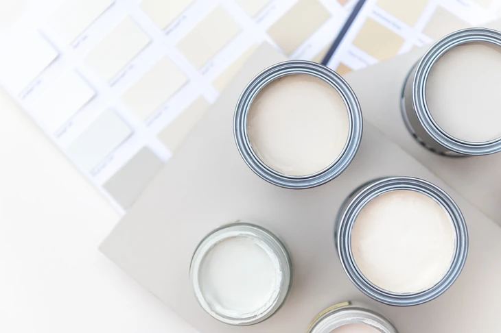 Intérieur d'un atelier de peinture avec échantillons de couleurs neutres disposés sur surface de travail