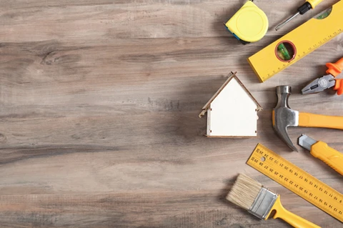 Atelier de bricolage en intérieur avec maquette de maison en bois au centre