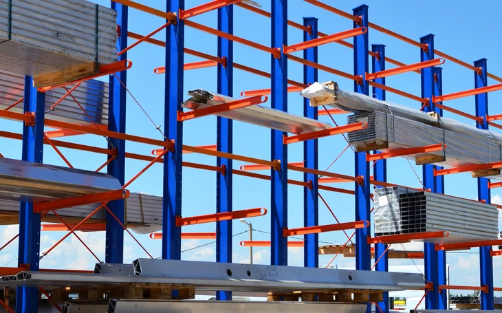 Chantier de construction extérieur avec échafaudage métallique