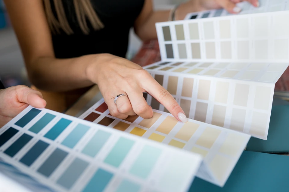 Nuancier professionnel en éventail présentant une gamme chromatique étendue de couleurs classées par teintes
