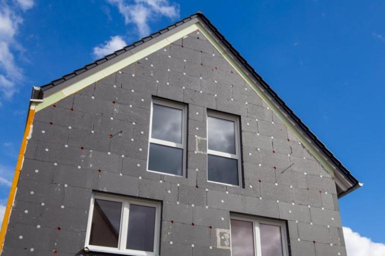 Quels revêtements muraux choisir pour améliorer l'isolation de votre maison ?